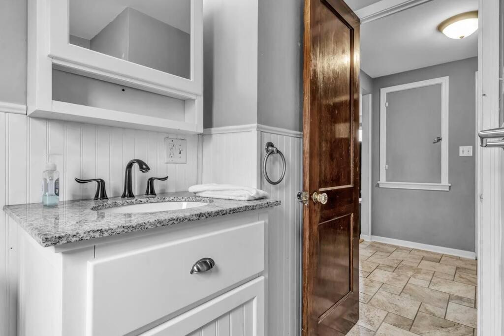 Gorgeous 2 Queen Bedroom Apartment In North Buffalo With 70 Inch Tv Zewnętrze zdjęcie