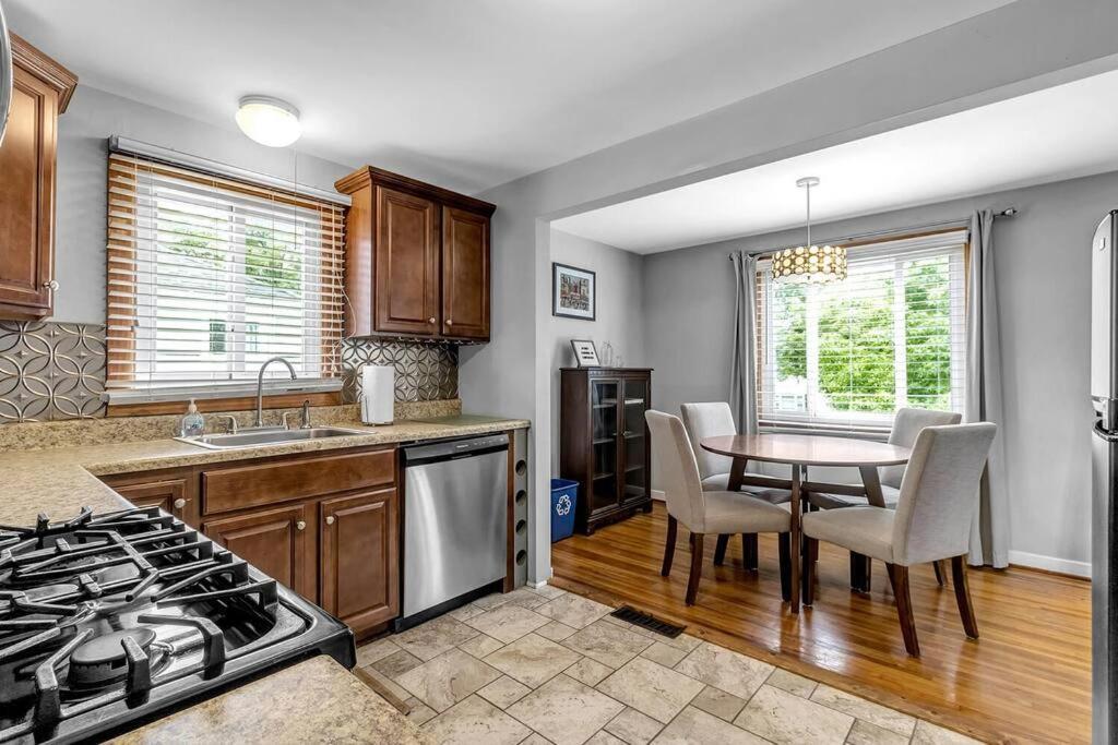 Gorgeous 2 Queen Bedroom Apartment In North Buffalo With 70 Inch Tv Zewnętrze zdjęcie