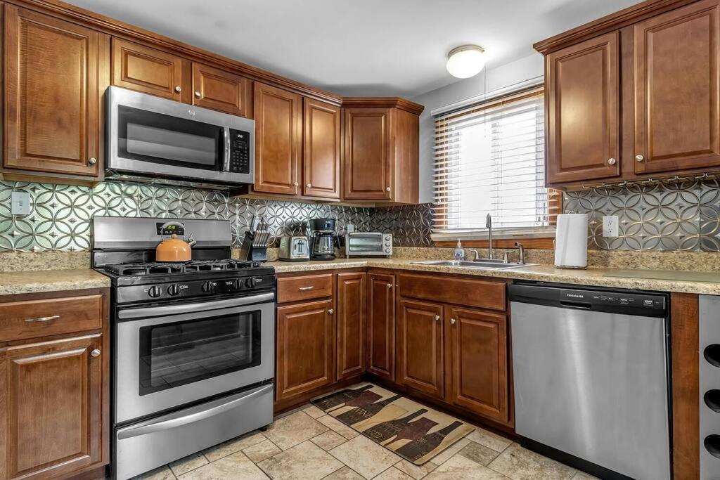 Gorgeous 2 Queen Bedroom Apartment In North Buffalo With 70 Inch Tv Zewnętrze zdjęcie